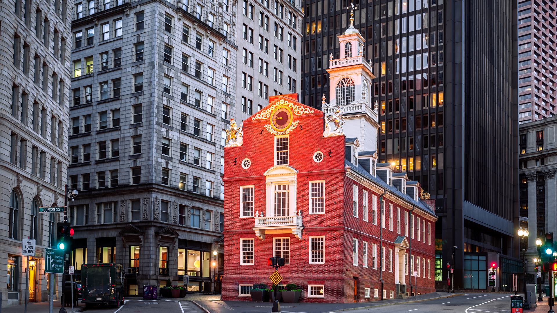a red building in a city